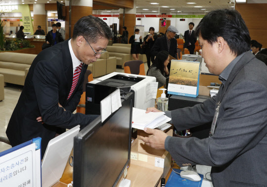 24일 오후 서울 서초동 중앙지방법원 민원실에서 가을햇살법률사무소 고영일 변호사가 소장 접수를 하고 있다. 가을햇살법률사무소는 손해배상에 참여할 인원을 모집해 삼성전자를 상대로 1인당 30만원을 청구하는 소장을 이날 제출했다. 사진=연합뉴스